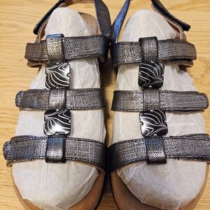 Women's Vionic Amber Strappy Sandals Black Metallic Size 8